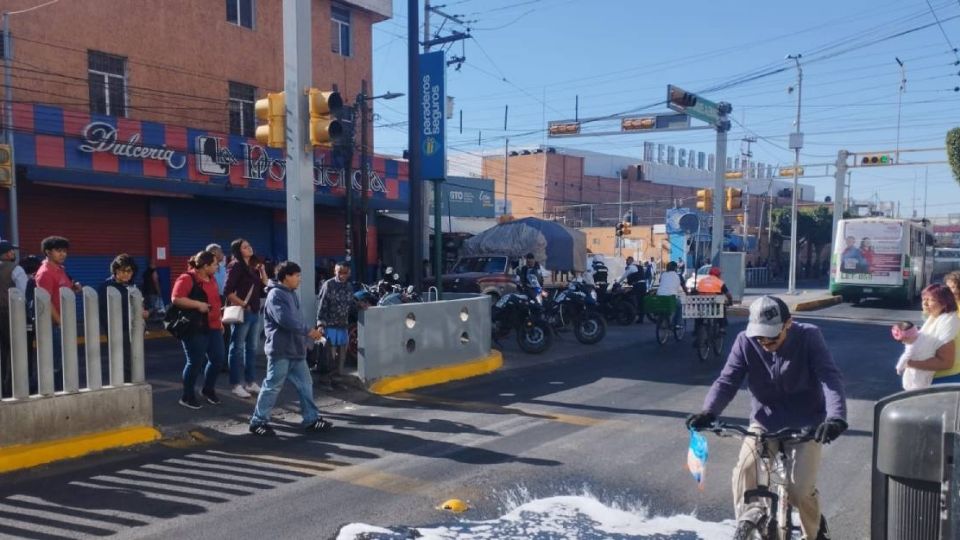 Los consumidores tenían que bajar de las banquetas de la avenida Miguel Alemán pues estaban invadidas en la zona de los mercados.