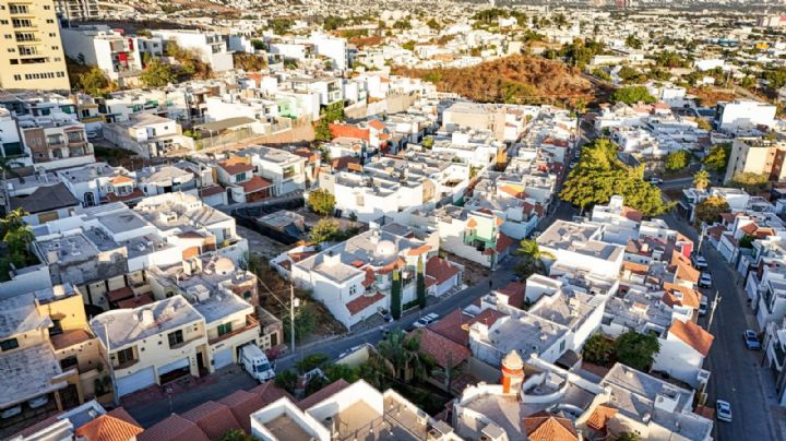 Saludar con sombrero ajeno y despojado