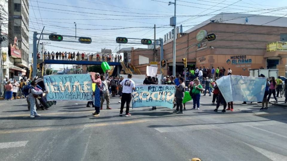 Comerciantes ambulantes exigen permisos para trabajar en la zona.