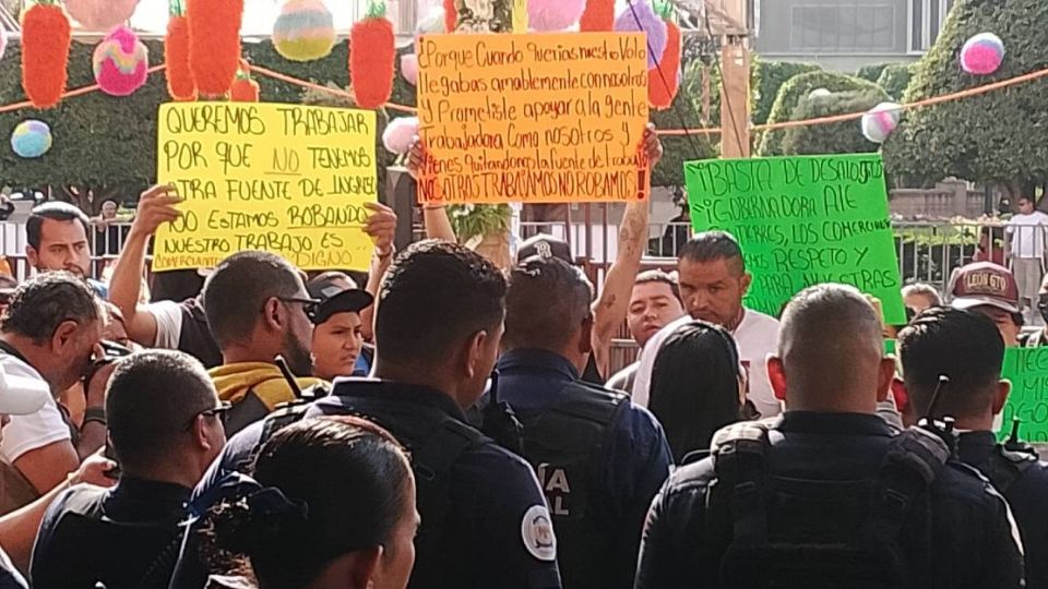 Comerciantes ambulantes piden permisos para trabajar en la zona de la avenida Miguel Alemán.