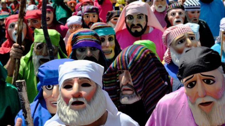 Hombres enmascarados juzgan a Judas en Guanajuato