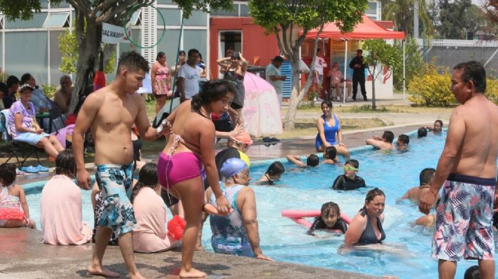 “Hay mucha gente, se dejó caer todo el barrio"; chilangos abarrotan albercas públicas