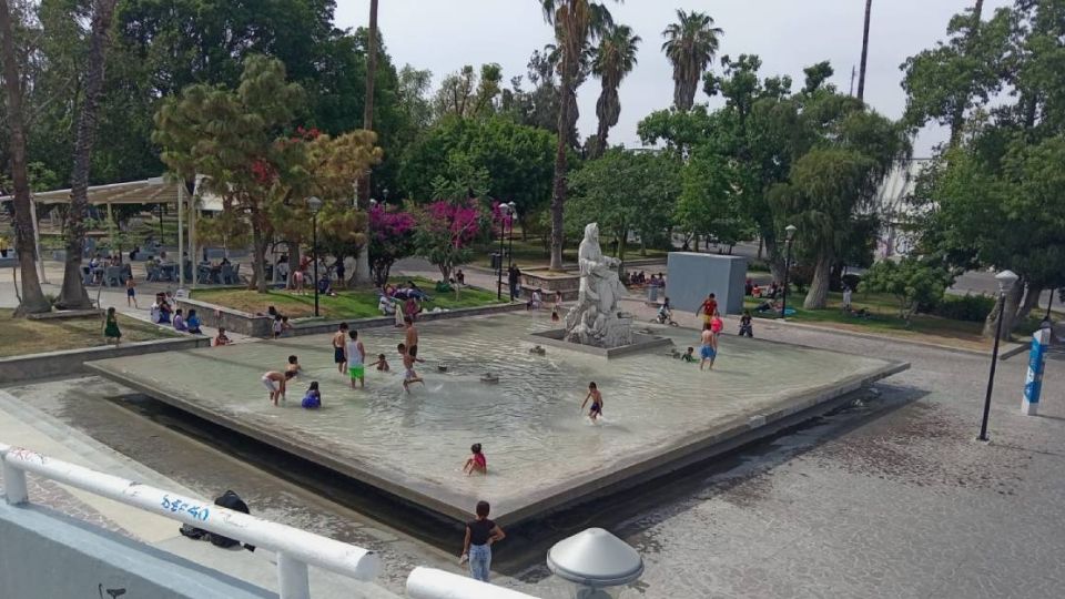 Decenas de niños han convertido el albercas las fuentes de este parque que está en León y sobre todo son gratis