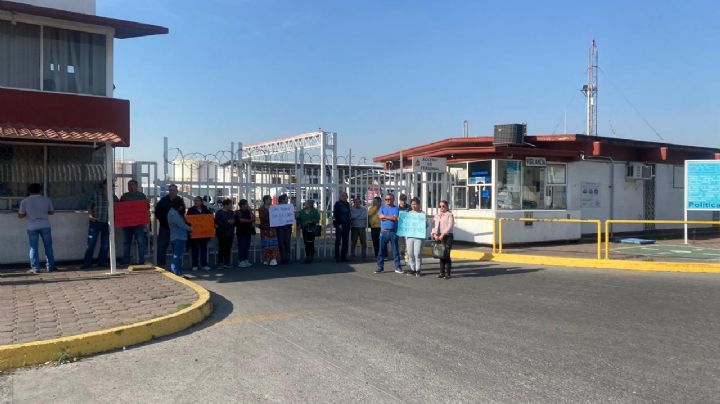 Jubilados y trabajadores sitian Pemex en Pachuca; amagan con bloqueos; entérate