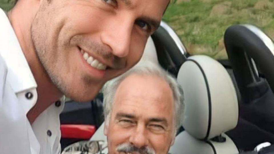 Nunca le habla, pero siempre está ahí, dice