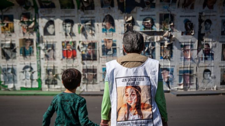 Pegan cientos de fichas de desaparecidos en Viaducto y Paseo de la Reforma
