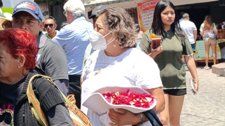 Lluvia de pétalos en Mineral del Chico: Alejandra agradece siete años libre de cáncer