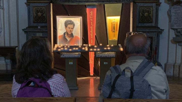 El Vaticano suspende la canonización del “santo del internet” por muerte del papa