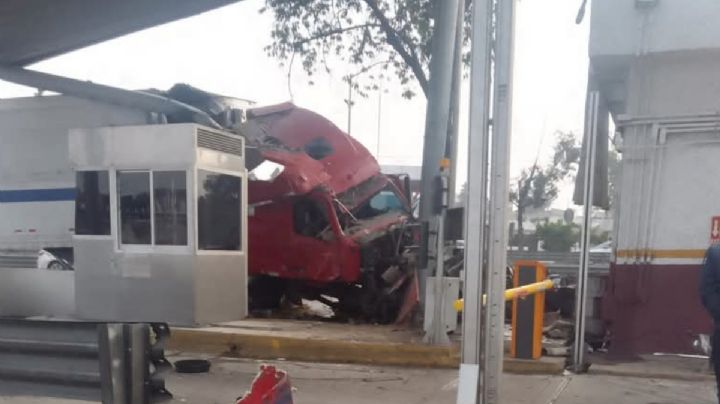 ¿Qué pasó en la carretera México-Querétaro? Tráiler se estrella contra caseta; deja personas lesionadas