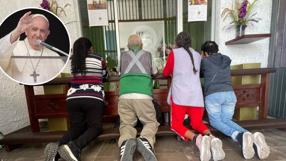 Feligreses de León oran por el descanso eterno del Papa Francisco.
