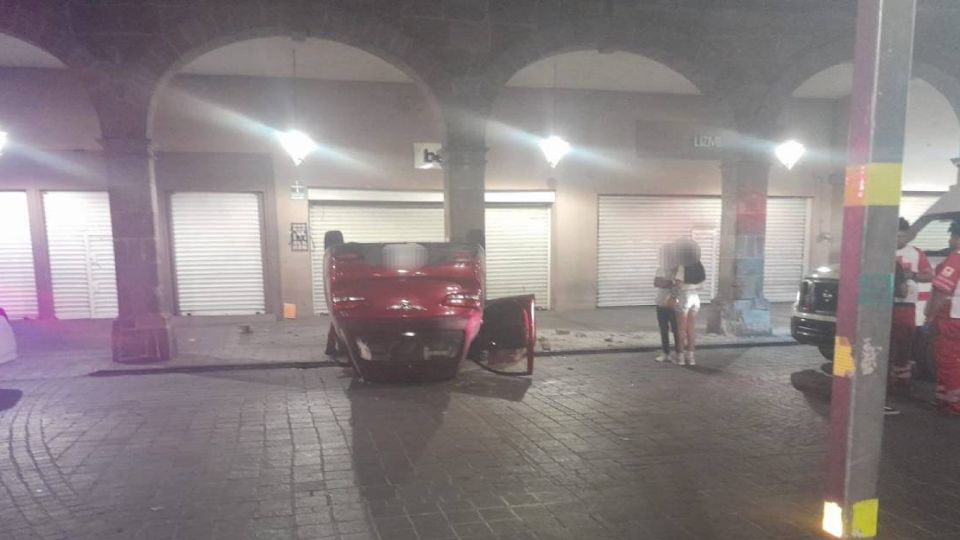 Tras el choque el auto se volcó.