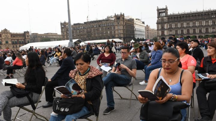 Miles se dan cita en Zócalo de CDMX para leer; les regalan libros