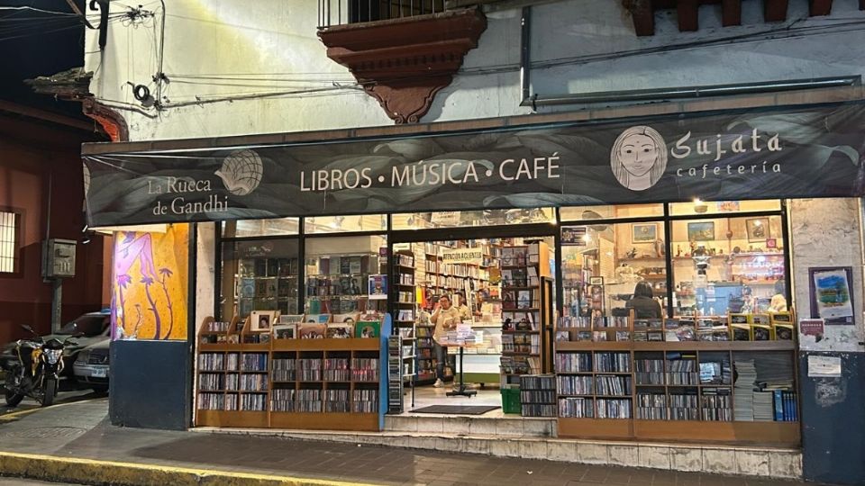 La Rueca de Gandhi, librería icónica de Xalapa, que promueve venta de libros de ocasión