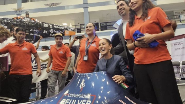 Sheinbaum se subió a la primera aeronave del país, construida por estudiantes de Veracruz