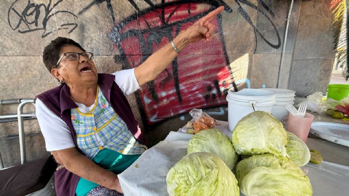 La última lechuguera de León: esta mujer lleva 51 años vendiendo lechugas preparadas