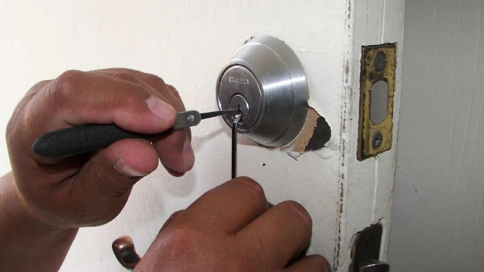 La mujer forzó la puerta para entrar a la vivienda