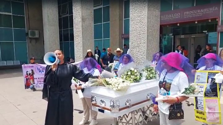 Feminicidio: llevan féretro de víctima para exigir justicia a PGJH