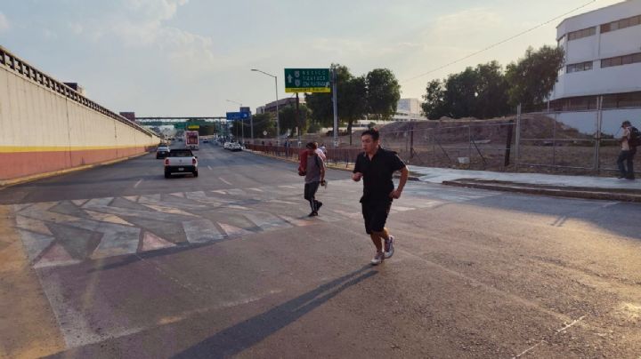 Cruzar la glorieta del Puente Atirantado es arriesgar la vida o caminar hasta 20 minutos