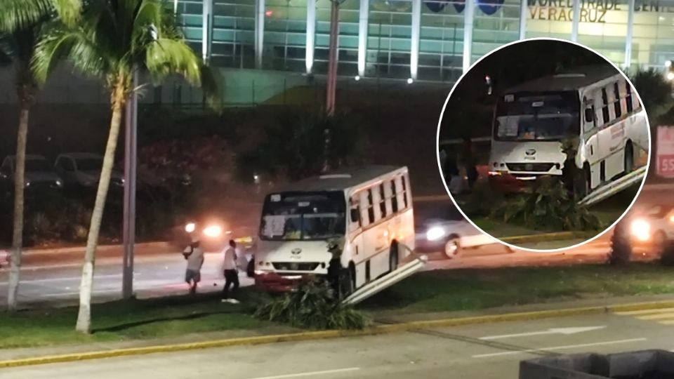 Camión de la ruta 84 choca contra poste en bulevar Ruiz Cortines, en Boca del Río