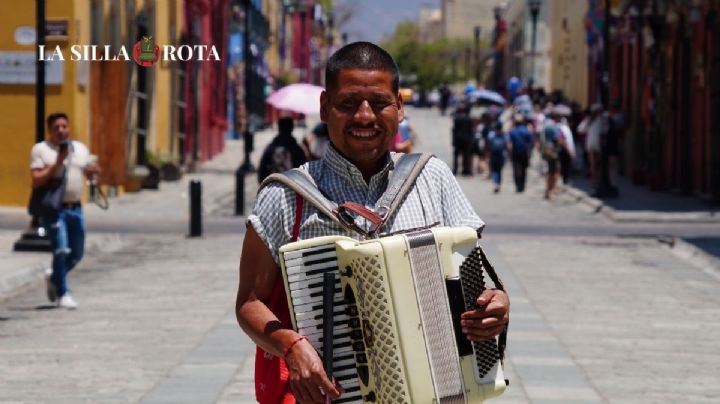 Oaxaca entre sonidos y sombras: el músico ciego que vibra con su acordeón