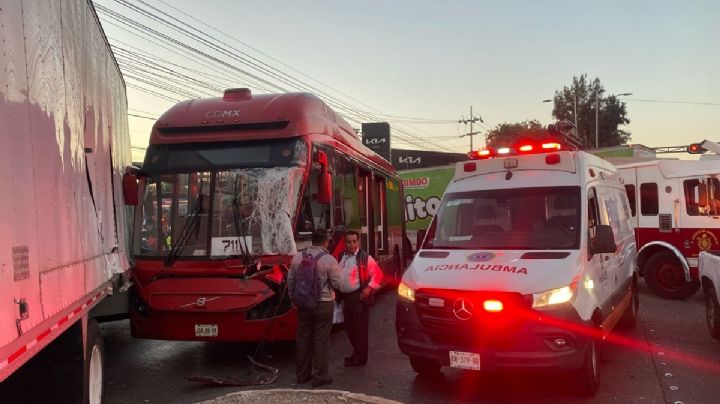 Metrobús CDMX: tráiler se pasa el alto y provoca choque; hay 9 lesionados