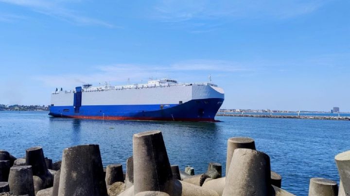 Buque RCC África parte desde Coatzacoalcos, hacía el Atlántico con 900 vehículos