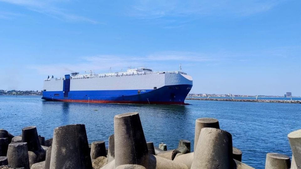 Buque RCC África parte desde Coatzacoalcos, hacía el Atlántico con 900 vehículos