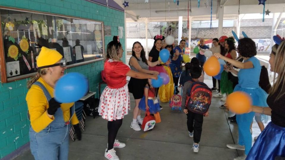 Así recibieron los maestros a los niños.