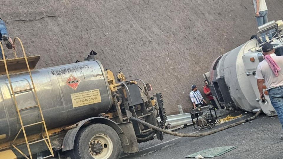 Otra pipa tuvo que llegar al lugar del accidente para vaciar la carga de la siniestrada