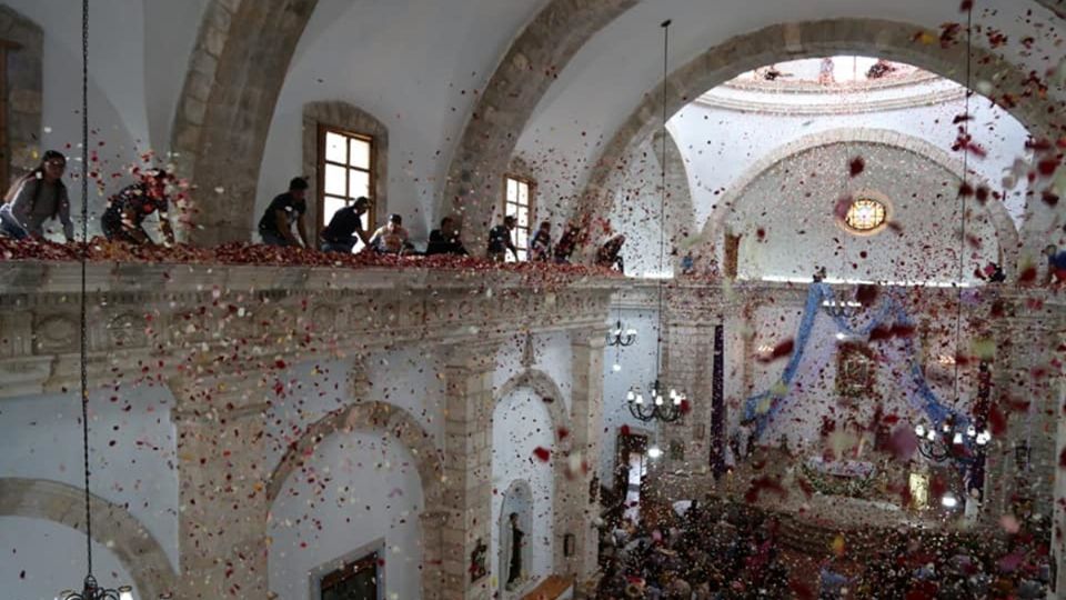 La lluvia de pétalos es reconocida en Hidalgo y todo el país por lo espectacular que es