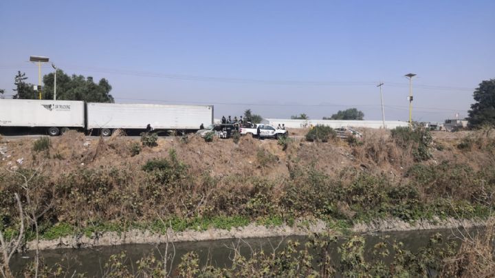 El taxi de la muerte: hallan tres cuerpos en auto robado en Edomex