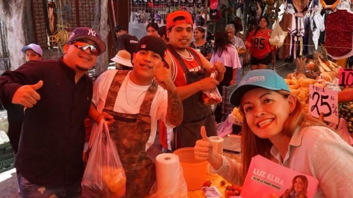 Magistrada hace campaña en tianguis