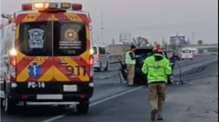 Muere prensado joven conductor en choque por alcance contra un tráiler