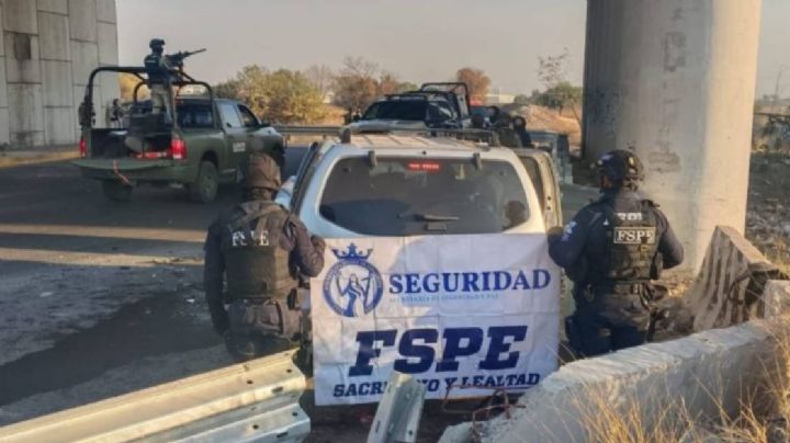 Tras persecución agentes detienen a 2 hombres, uno es menor, con armas de alto poder