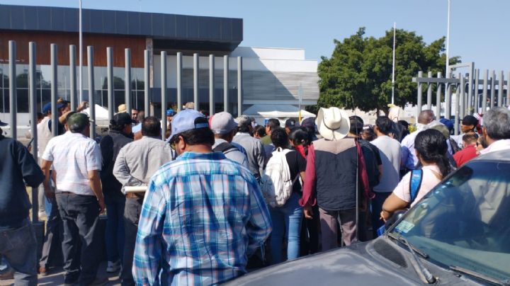 Campesinos bloquean el SAT en Leon, Irapuato, Celaya y San Miguel de Allende