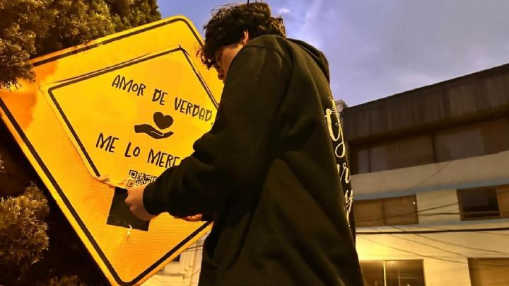 Cantante tapa señales viales para promover su concierto en CDMX