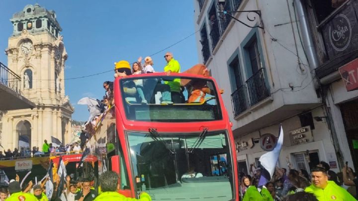 Pastel, peluches y bulla, así fue el desfile de las Tuzas tras ganar su primera estrella