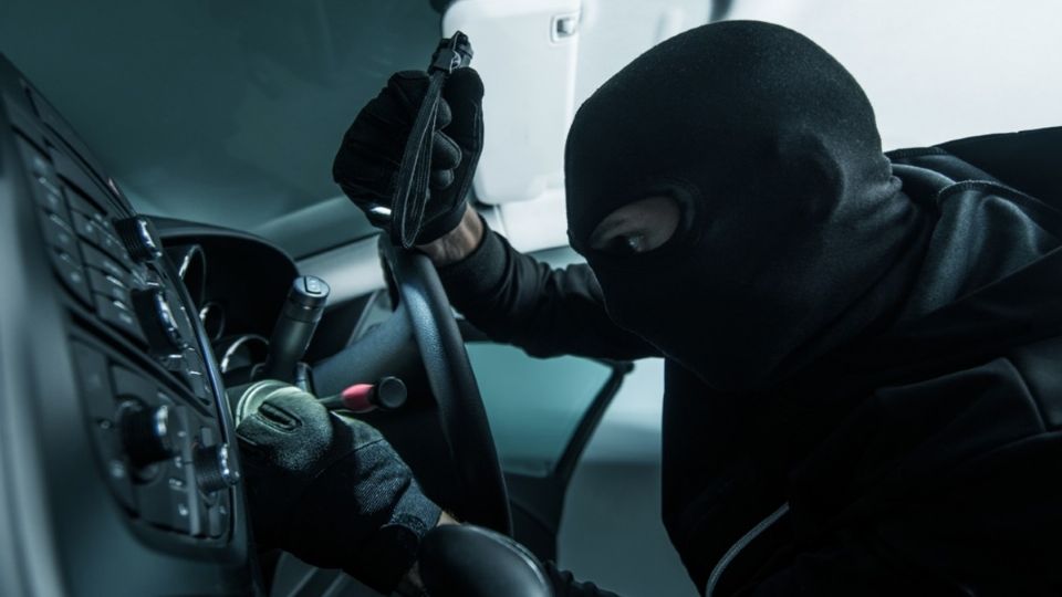 Fueron cinco probables delincuentes los que robaron el vehículo