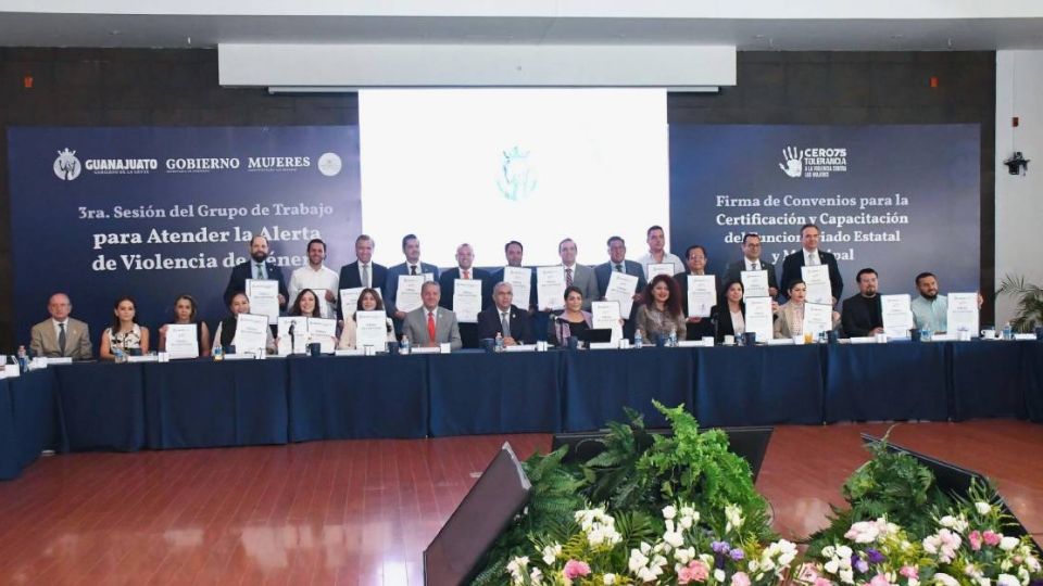 Karla Alcaraz Olvera, titular de la PRODHEG y el Dr. Gerardo Vázquez Alatriste, fiscal general del Estado. firmaron convenio.