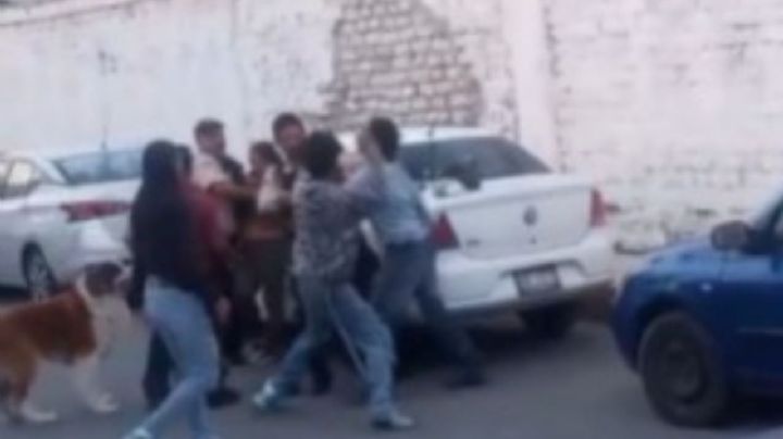 Video exhibe a jóvenes golpeando a policías de Tecámac, Edomex