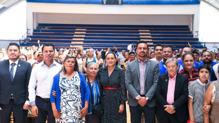 Entrega Tere Jiménez lentes, auxiliares auditivos, andaderas y sillas de ruedas