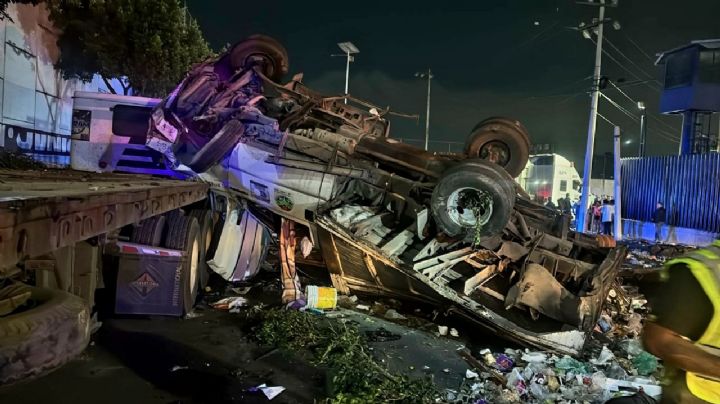 Unidad de recolección de basura cae de puente vehicular en Ecatepec