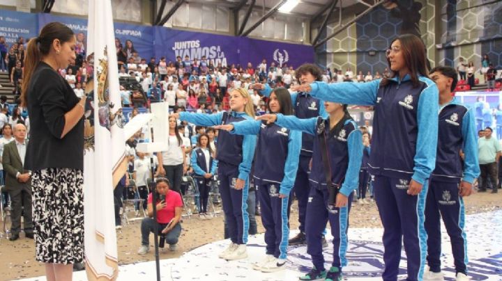 Abandera Libia a guanajuatenses que van a la Olimpiada Nacional 2025