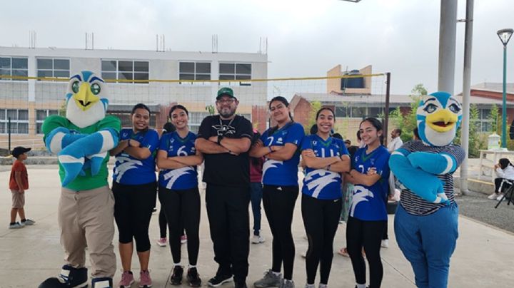 Deportistas universitarias ofrecieron clase de voleibol a infancias