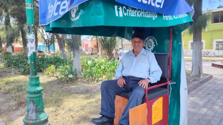 “Ya nadie se bolea”: Don José no se rinde, a sus 89 años aún limpia zapatos en Pachuca