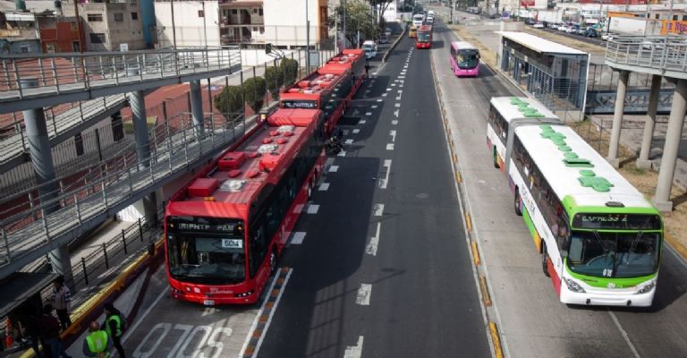Pasajeros en medios de transporte CDMX 