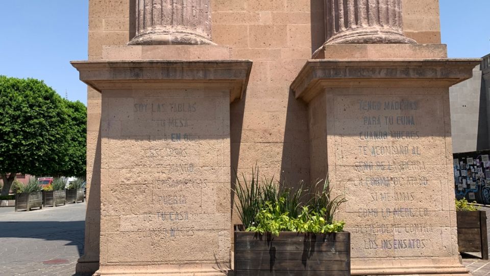 En la base de los pedestales del Arco de la Calzada se encuentra un poema que con el paso del tiempo ha ido desapareciendo