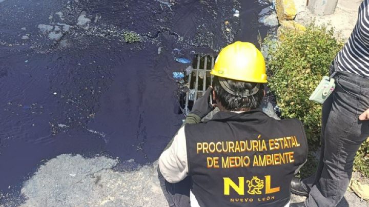 En Monterrey, chocan Pyosa y Gobierno por derrame de químico azul en arroyo