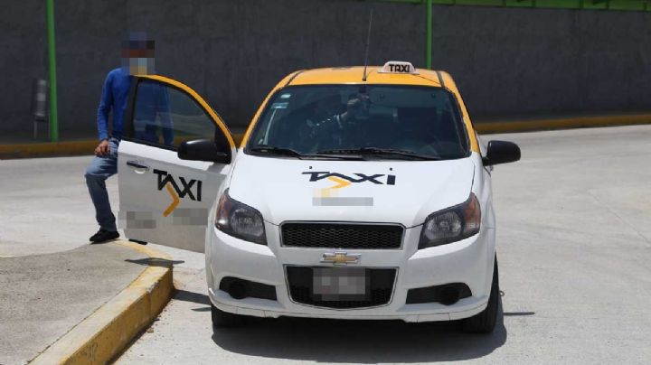 Aparece taxi abandonado en Tepeji, su chofer estaba muerto 300 metros adelante