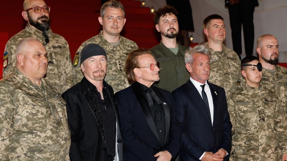 Bono, The Edge, Sean Penn y soldados ucranianos